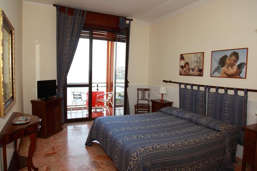סירקוזה B&B Ortigia Sea View חדר תמונה